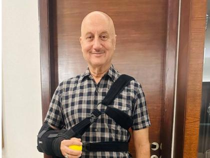 Anupam Kher injured while shooting for film vijay 69 shares photo with of fractured shoulder | चित्रीकरणादरम्यान अनुपम खेर यांच्या खांद्याला दुखापत, म्हणाले, " हसण्याचा प्रामाणिक प्रयत्न..."