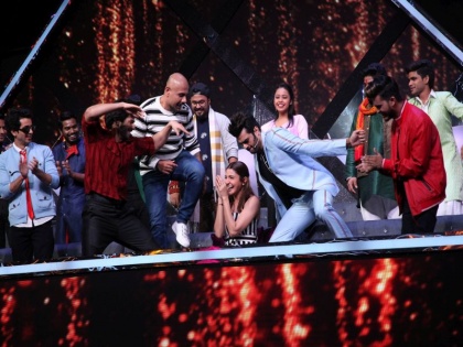 Shocking, Anushka shocked by Indian Idol shooting | पाठदुखीतही अनुष्का शर्माने केले इंडियन आयडलसाठी चित्रीकरण