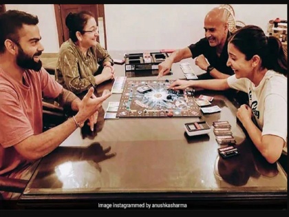 Virat Kohli Playing Monopoly With Anushka Sharma's Parents PSC | अनुष्का शर्माने सोशल मीडियाद्वारे दिलाय हा खूप चांगला संदेश, सगळीकडे आहे याचीच चर्चा