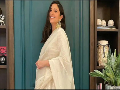 Anushka Sharma Diwali Celebration At Home Decked Up In Creamy White Outfit Flaunts Baby Bump | एथनिक लूकमधला अनुष्काने शेअर केला फोटो, पुन्हा दिसली बेबी बंम्प फ्लॉन्ट करताना