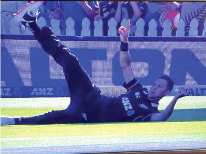 Trent Bolt's abandoned catch; New Zealand's 'clean sweep' of Bangladesh | ट्रेंट बोल्टचा भन्नाट झेल; न्यूझीलंडचा बांगलादेशला ‘क्लीन स्विप’