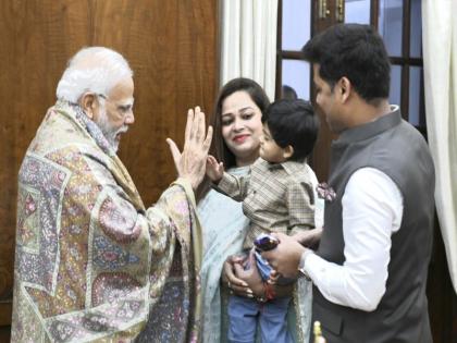 Maharashtra CM Eknath Shinde's son and MP Shrikant Shinde met PM Narendra Modi. | श्रीकांत शिंदेंनी घेतली नरेंद्र मोदींची भेट; गप्पा, खाऊ अन् टाळी, सोशल मीडियावर चर्चा, Photos