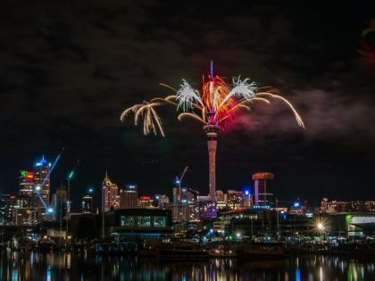 Welcome New Year in New Zealand; Bright lights, fireworks and excitement, watch the video | न्यूझीलंडमध्ये नवीन वर्षाचं केलं स्वागत; जोरदार रोषणाई, आतिषबाजी अन् उत्साह, पाहा Video