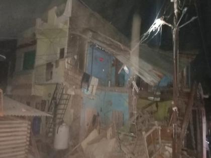 Two floor building collapses in Jamner, two women injured | जामनेरला दुमजली इमारत कोसळली, दोन महिला जखमी; सुदैवाने जिवितहानी टळली