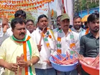 Protesting against the budget, the Congress protested in Jalgaon by distributing carrots to the citizens | अर्थसंकल्पाचा निषेध करत जळगावमध्ये काँग्रेसने नागरिकांना गाजर वाटून केले आंदोलन    