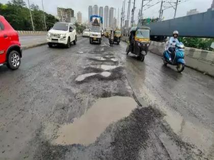 Two bike drivers were killed by potholes; Dumper overturned on flyover | दोन दुचाकी चालकांचा खड्ड्यांनी घेतला बळी; उड्डाणपुलावर अंगावरून गेला डंपर