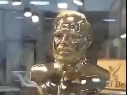 Gold statue of Prime Minister Narendra Modi; Made by an artist in Mumbai, the video went viral | पंतप्रधान नरेंद्र मोदींची सोन्याची मूर्ती; मुंबईतील कलाकाराने केली तयार, व्हिडिओ व्हायरल