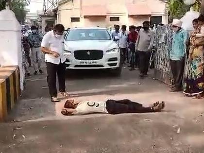 The youth slept in front of the MLA's car and took Pavitra as there was no road in front of his house | चक्क आमदाराच्या गाडीपुढे झोपला युवक, घरासमोर रस्ता नसल्याने घेतला पवित्रा 