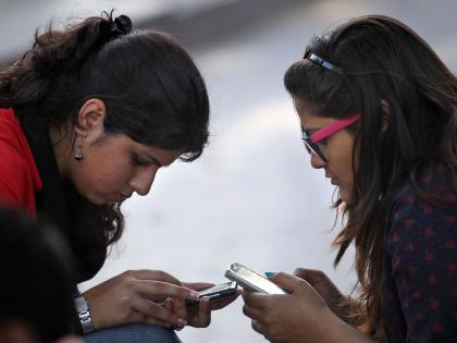 Be careful! Fearful of mobile students is dangerous due to the percentage of students | सावधान! मोबाईलचा विरंगुळा ठरतोय विद्यार्थ्यांच्या टक्केवारीत घातक