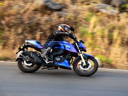 2022 TVS Apache RTR 200 4V Launch Price Rs 1.34 Lakhs; new LED DRL, headlamp, see features | Apache RTR 200 4V: टीव्हीएसची धांसू बाईक लाँच; ड्रायव्हिंगचे तीन मोड्स, जाणून घ्या किंमत 