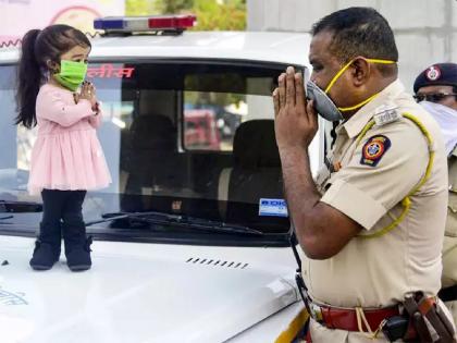 Coronavirus: During the Corona period, the police became angels for the common people; Khaki hands forward for help | Coronavirus: कोरोना काळात पोलीस ठरले सर्वसामान्यांसाठी देवदूत; खाकीतील हात मदतीसाठी पुढे