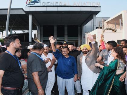 Delhi Chief Minister Arvind Kejriwal and Punjab Chief Minister Bhagwant Mann received a warm welcome at the Mumbai airport | दिल्लीचे मुख्यमंत्री अरविंद केजरीवाल आणि पंजाबचे मुख्यमंत्री भगवंत मान यांचे मुंबई विमानतळावर जंगी स्वागत