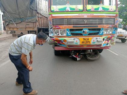 Pune: A 25-year-old youth was killed and another seriously injured in a truck collision on Nashik-Nashik highway | पुणे - नाशिक महामार्गावर ट्रकच्या धडकेत २५ वर्षीय युवक जागीच ठार, तर एक गंभीर जखमी