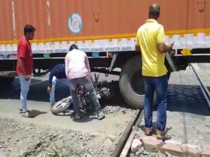 A motorcycle was thrown under the trolley in Navapur, the crash was avoided | नवापूरात ट्रॉलाखाली दुचाकी घुसली, दुर्घटना टळली A motorcycle was thrown under the trolley in Navapur, the crash was avoided | नवापूरात ट्रॉलाखाली दुचाकी घुसली, दुर्घटना टळली