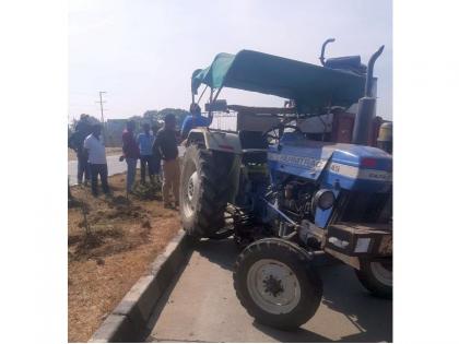 Bike rider dies after falling under tractor in a tragic accident on Nagpur-Wardha road | विचित्र अपघातात ट्रॅक्टरखाली येऊन बाईकस्वाराचा मृत्यू; नागपूर-वर्धा मार्गावरील घटना