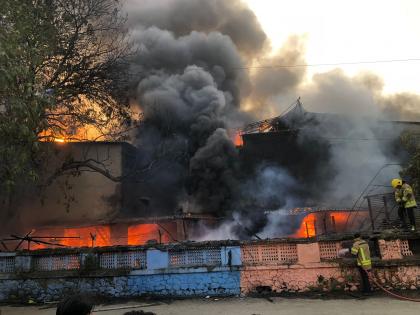 fire at apmc fruit market more than 25 shops fired illegal godowns cause accidents | एपीएमसीच्या फळ मार्केटमध्ये अग्नितांडव; २५ हून अधिक गाळे खाक, अवैध गोडाऊन दुर्घटनांना कारणीभूत 