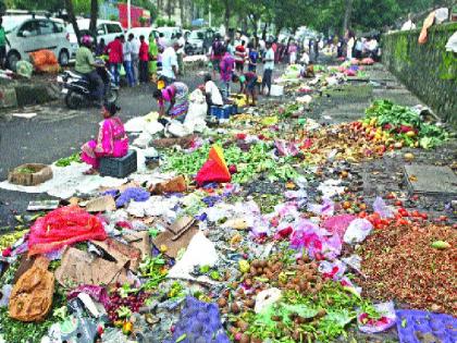 Waste Empire before the APMC Fruit Market | एपीएमसी फळ मार्केटसमोर कचऱ्याचे साम्राज्य