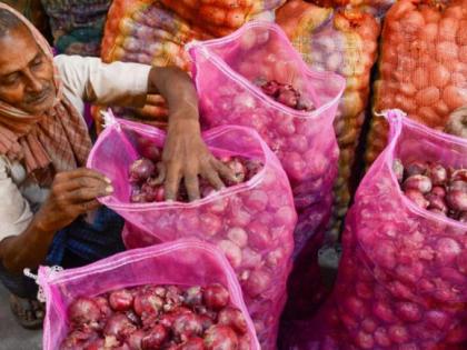 Onion arrives in Solapur; The price per quintal was 3 thousand | सोलापुरात कांद्याची आवक वाढली; प्रति क्विंटल भाव मिळाला १२ हजार