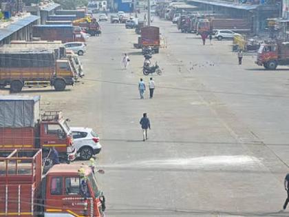 Cabbage, cauliflower, tomato and leafy vegetables are also in short supply today; Due to the strike in the market committee, Mumbaikars will be hit | कोबी, फ्लॉवर, टोमॅटोसह पालेभाज्यांचीही आज टंचाई; बाजार समितीतील बंदमुळे मुंबईकरांना बसणार फटका