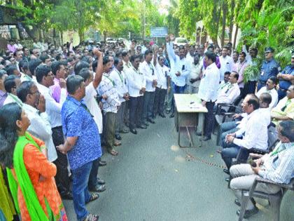  APMC workers' protest against the government | शासनाविरोधात एपीएमसी कर्मचाऱ्यांची निदर्शने