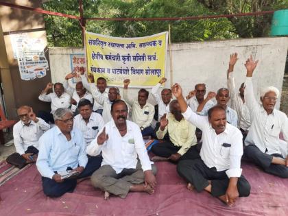 Two retired hunger strikers' health deteriorated; Demand for exemption from training and departmental examination | दोन निवृत्त उपोषणकर्त्यांची बिघडली तब्येत; प्रशिक्षण व विभागीय परीक्षेतून सूट देण्याची मागणी