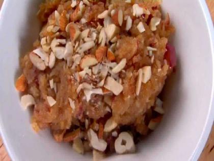 'Shahi Apple Halwa', which is more tasty than milkshake and fruit salad | मिल्कशेक आणि फ्रुट सॅलाडही हरवणारा ' शाही सफरचंद हलवा' 'Shahi Apple Halwa', which is more tasty than milkshake and fruit salad | मिल्कशेक आणि फ्रुट सॅलाडही हरवणारा ' शाही सफरचंद हलवा'
