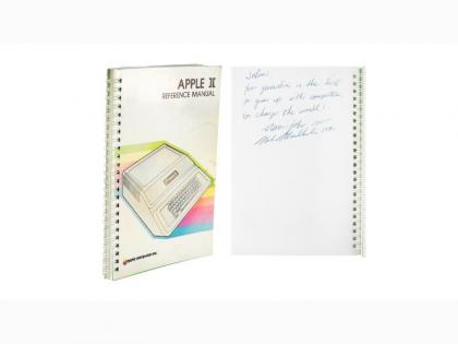 Apple II manual signed by Steve Jobs sells at auction for 787484 us dollers | स्टीव्ह जॉब्स यांची स्वाक्षरी असलेल्या Apple II कंप्यूटर मॅन्युअलचा लिलाव; किंमत वाचून व्हाल हैराण 