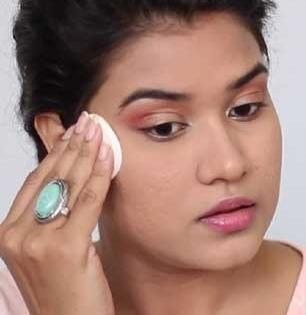 कॉम्पॅक्ट लावून चेहरा उजळ न दिसता काळाकुट्ट दिसतो? ४ गोष्टी टाळा- चेहरा दिसेल फ्रेश, वाढेल ग्लो