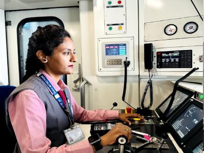 Selection of Apoorva Alatkar of Satara as Loco Pilot, First woman loco pilot of Pune Metro | पुणे मेट्रोचे स्टेअरिंग साताऱ्याच्या कन्येच्या हाती!, अपूर्वा अलटकरची लोको पायलट म्हणून निवड