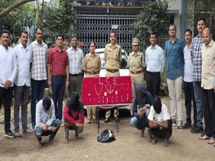 Inter state gang of house burglars arrested Property worth Rs 10 lakh seized, suspect is from Jat, Solapur | घरफोडी करणाऱ्या आंतरराज्य टोळीला अटक; १० लाखांचा मुद्देमाल जप्त, संशयित जत, सोलापूरचे