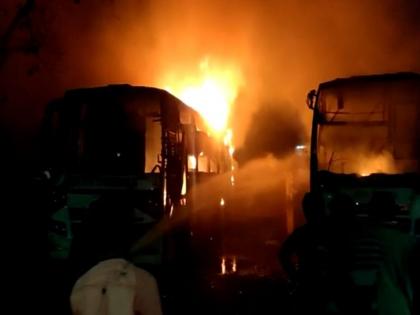 Three travels were burnt in Amravati | अमरावती येथे तीन ट्रॅव्हल्स अज्ञातांनी जाळल्या