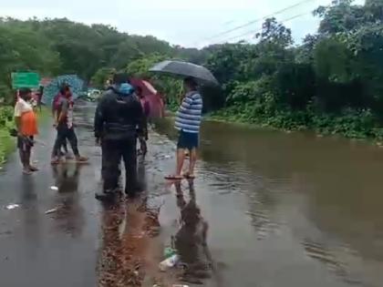 Sea highway closed due to water in the road at Kasheli bandh, plight of passengers | Ratnagiri: कशेळी बांध येथील रस्त्यावर पाणी आल्याने सागरी महामार्ग बंद, प्रवाशांचे हाल 