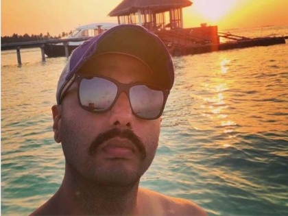 Arjun Kapoor shares pictures from his vacation in the Maldives; fans ask where is Malaika Arora in comments | एकटी नाही तर बॉयफ्रेंड अर्जुन कपूरसह व्हॅकेशन एन्जॉय करत होती मलायका, या गोष्टीमुळे झाला खुलासा
