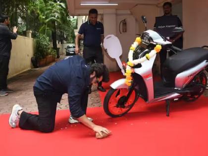 Arjun Kapoor Buys Electric Scooter Worth ₹1.10 Lakh, Distributes Sweets To Paps | नारळ फोडला, हार घातला... अर्जुन कपूरने खरेदी केली नवीन इलेक्ट्रिक स्कूटर!