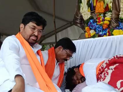 protest for maratha reservation in mumbai shiv sena shinde group arjun khotkar meet manoj jarange patil at azad maidan | मराठा आंदोलन: शिंदे गटाचे अर्जुन खोतकर आझाद मैदानात, घेतली मनोज जरांगेंची भेट; म्हणाले... protest for maratha reservation in mumbai shiv sena shinde group arjun khotkar meet manoj jarange patil at azad maidan | मराठा आंदोलन: शिंदे गटाचे अर्जुन खोतकर आझाद मैदानात, घेतली मनोज जरांगेंची भेट; म्हणाले...