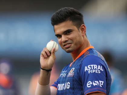 Arjun Tendulkar Video posted by Mumbai Indians Bowling with pace and excellent follow through IPL 2022 Debut Chance Rohit Sharma | Arjun Tendulkar Mumbai Indians, IPL 2022: अर्जुन तेंडुलकरचा आणखी एक व्हिडीओ मुंबई इंडियन्सने केला पोस्ट! आता तरी मिळणार का संघात स्थान?