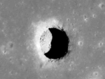 cave was found 400 km from where Armstrong landed on the moon | आर्मस्ट्राँग चंद्रावर जिथे उतरला तिथून ४०० किमी अंतरावर सापडली गुहा