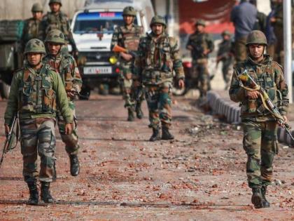 two security personnel martyred in terrorist attack in jammu kashmir khushipora | श्रीनगरमध्ये सुरक्षा दलाच्या ताफ्यावर दहशतवादी हल्ला; २ जवानांना वीरमरण