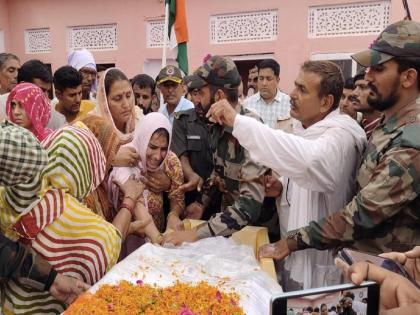 1 crore aid to Martyred officer's wife state government's decision after being rebuked by the high court | शहीद अधिकाऱ्याच्या पत्नीला १ कोटींची मदत; उच्च न्यायालयाने फटकारल्यानंतर राज्य सरकारचा निर्णय