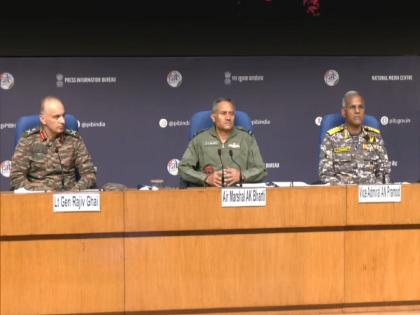 pahalgam terror attack Indian army press conference Army shows new video of 'Operation Sindoor' | 'याचना नहीं, अब रण होगा...' कवितेने सुरुवात; आर्मीने दाखवला 'ऑपरेशन सिंदूर'चा नवा व्हिडिओ pahalgam terror attack Indian army press conference Army shows new video of 'Operation Sindoor' | 'याचना नहीं, अब रण होगा...' कवितेने सुरुवात; आर्मीने दाखवला 'ऑपरेशन सिंदूर'चा नवा व्हिडिओ