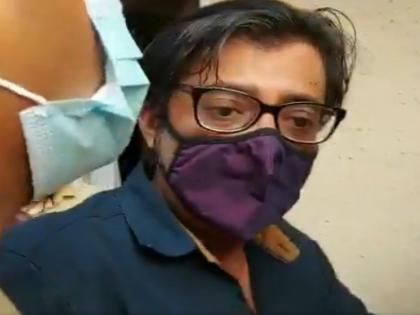 Video: Arnab Goswami shows beaten marks on hand; Alleged assault by police | Video: "हे बघा"! अर्णब गोस्वामीने दाखविले व्रण; पोलिसांनी मारहाण केल्याचा आरोप