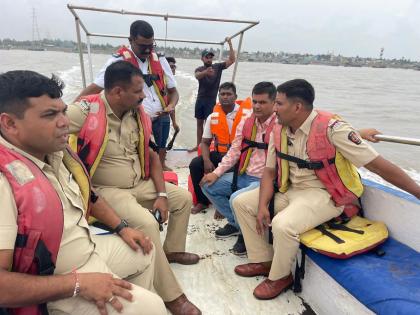 boat set out to fetch sand capsized in the arnala sea and 11 laborers are safe | अर्नाळा समुद्रात वाळू उपश्यासाठी निघालेली बोट उलटली; ११ मजूर सुखरूप