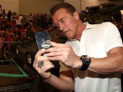 Arnold Schwarzenegger gets hit by flying kick at South Africa sports event | अरे देवा! तो मागून आला नि अनॉर्ल्ड श्वॉर्झनेगर यांना जोरात मारली लाथ!!