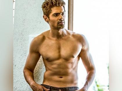 Actors Aroh Velankar have a perfect six pack Abs- SRJ | या अभिनेत्याची पिळदार बॉडी बघून तरूणीही म्हणाल्या एकदम कडक !