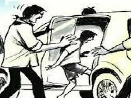 Forcibly taking a young man out of a car and beating him, a crime against eight people in Satara | जबरदस्तीने कारमधून नेऊन युवकाला केली मारहाण, आठ जणांविरोधात गुन्हा; साताऱ्यातील घटना