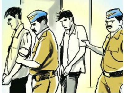 The three were handcuffed along with the stolen gold bullion | चोरीचे सोने घेणाऱ्या सराफासह तिघांना बेड्या