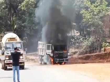 A dumper caught fire at Ambed Budruk on the highway, the fire was brought under control | महामार्गावर आंबेड बुद्रुक येथे डंपरने घेतला पेट, आग आटोक्यात आणण्यात यश