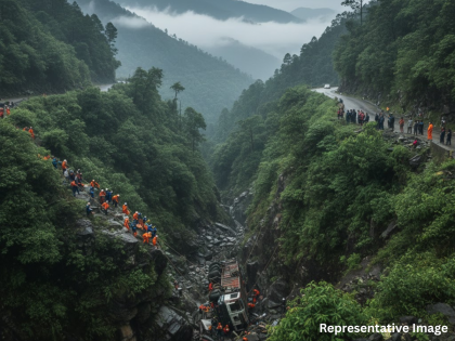 Arunachal Pradesh Accident: अरुणाचल प्रदेशात मजुरांना घेऊन जाणारा ट्रक खोल दरीत कोसळला, १७ जणांचा मृत्यू झाल्याची भीती