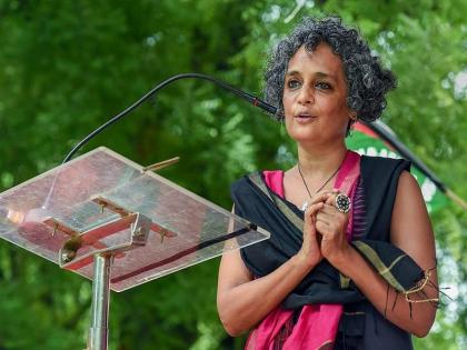 If anyone asks for a name, please tell Ranga-billa and address racecourse! Arundhati Roy's advice | कुणी नाव विचारलं तर रंगा-बिल्ला आणि पत्ता 7 रेसकोर्स सांगा! एनआरसीवरून अरुंधती रॉय यांचा सल्ला 