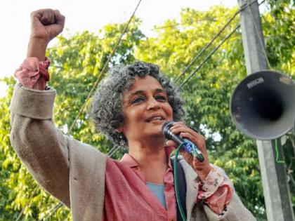 arundhati roy suggestion prime minister once a person | एका व्यक्तीला एकदाच पंतप्रधानपद; अरुंधती रॉय यांच्या सूचनेवरून वाद